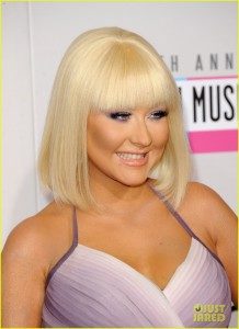 christina-aguilera-amas-2012-red-carpet-04